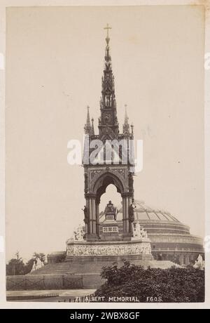 Albert Memorial a Londen, Francis Godolphin Osbourne Stuart, 1878 - 1890 Photograph Part of Travel album European Cities, presumibilmente svedese. Londra, supporto fotografico, statua, monumento stampato da albumen. Pezzo di scultura, riproduzione di un pezzo di scultura (+ scultura) Londra Foto Stock