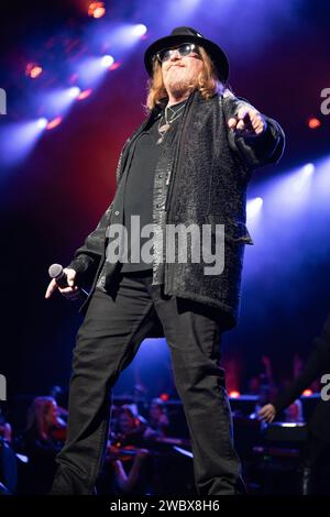 Der US-amerikanischer Rocksänger von der Band Toto bei der Night of the Proms Tour 2023 a München. München Olympiahalle Bayern Deutschland *** il cantante rock statunitense della band Toto at the Night of the Proms Tour 2023 a Monaco di Baviera Olympic Hall Baviera Germania Foto Stock