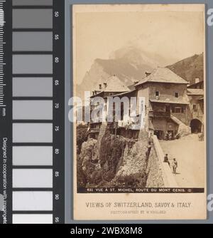 Veduta di Saint-Michel-de-Maurienne e del massiccio del Mont-Cenis, Francia, William England, fotografia del 1863-1865. Visita la carta di Saint-Michel-de-Maurienne. gli albumi di cartone stampano vista città in generale; 'veduta'. Montagne Saint-Michel-de-Maurienne. Mont-Cenismassief Foto Stock