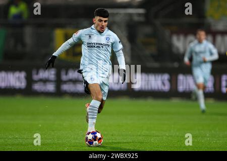 Den Haag, Nederland. 12 gennaio 2024. DEN HAAG, NEDERLAND - 12 GENNAIO: Basar onal di De Graafschap corre con la palla durante la partita olandese Keuken Kampioen Divisie tra ADO Den Haag e De Graafschap al Bingoal Stadion il 12 gennaio 2024 a Den Haag, Nederland. (Foto di Hans van der Valk/Orange Pictures) credito: Orange Pics BV/Alamy Live News Foto Stock