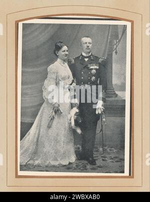 Ritratto di una coppia, moglie in abito da sposa, uomo in uniforme militare, anonimo, 1880 - 1930 stampa fotomeccanica questa stampa fa parte di un album. sposa e sposo di carta in abito da sposa Foto Stock