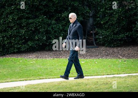Washington DC, USA. 12 gennaio 2024. Il presidente Joe Biden cammina attraverso South Lawn mentre lascia la Casa Bianca per iniziare il suo viaggio ad Allentown, Pennsylvania. Credito: SOPA Images Limited/Alamy Live News Foto Stock
