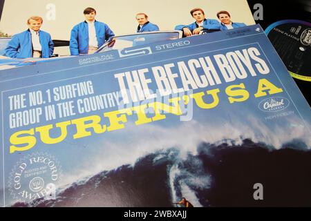 Viersen, Germania - 9 maggio. 2023: Closeup of the Beach Boys band album in vinile cover Surfin USA Foto Stock