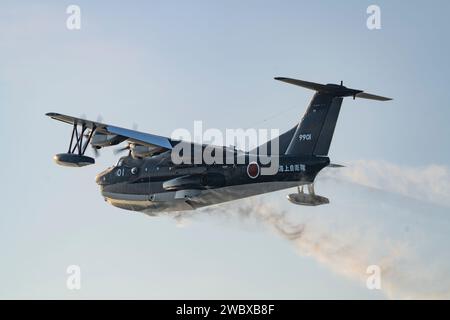 Iwakuni, Giappone. 5 gennaio 2024. Un aereo anfibio ShinMaywa US-2 della Japan Maritime Self-Defense Force decolla da un lancio acquatico durante il volo annuale di Capodanno della JMSDF presso la Marine Corps Air Station di Iwakuni, il 5 gennaio 2024 a Iwakuni, prefettura di Yamaguchi, Giappone. Credito: Sgt. Mitchell Austin/U.S. Marines Photo/Alamy Live News Foto Stock