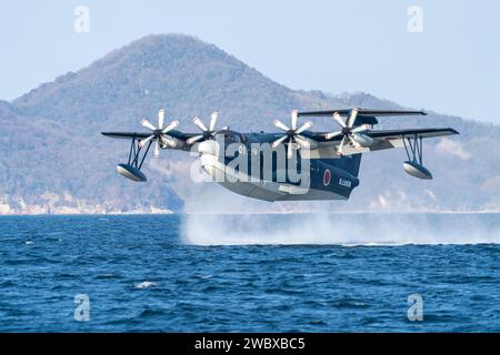 Iwakuni, Giappone. 5 gennaio 2024. Un aereo anfibio ShinMaywa US-2 della Japan Maritime Self-Defense Force decolla da un lancio acquatico durante il volo annuale di Capodanno della JMSDF presso la Marine Corps Air Station di Iwakuni, il 5 gennaio 2024 a Iwakuni, prefettura di Yamaguchi, Giappone. Credito: Sgt. Mitchell Austin/U.S. Marines Photo/Alamy Live News Foto Stock