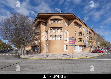 Facciata di un edificio residenziale urbano convenzionale su una strada curva in un giorno con cielo blu Foto Stock