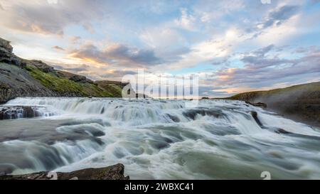 Masse d'acqua cadono lungo il Gullfoss. Foto Stock