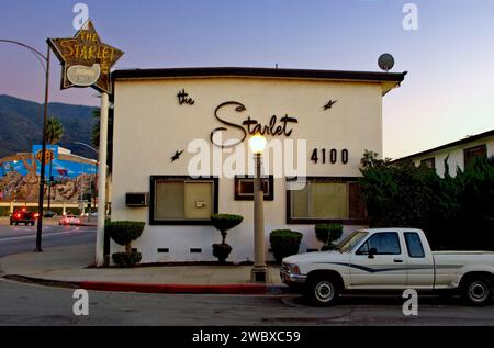 Starlet Motel con insegna vintage di fronte agli studi Warner Bros. Di Burbank, California, USA Foto Stock