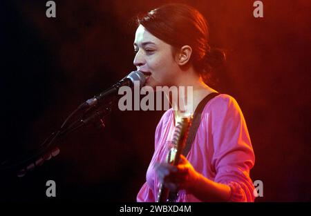 Cortemaggiore PC Italia 2003-01-15: Carmen Consoli, cantante italiana, durante il concerto dal vivo Foto Stock