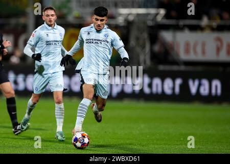 Den Haag, Nederland. 12 gennaio 2024. DEN HAAG, NEDERLAND - 12 GENNAIO: Basar onal di De Graafschap corre con la palla durante la partita olandese Keuken Kampioen Divisie tra ADO Den Haag e De Graafschap al Bingoal Stadion il 12 gennaio 2024 a Den Haag, Nederland. (Foto di Hans van der Valk/Orange Pictures) credito: dpa/Alamy Live News Foto Stock