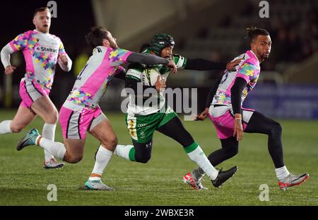 Rhyno Smith di Benetton viene affrontato da Iwan Stephens dei Newcastle Falcons durante la partita della EPCR Challenge Cup a Kingston Park, Newcastle upon Tyne. Data immagine: Venerdì 12 gennaio 2024. Foto Stock