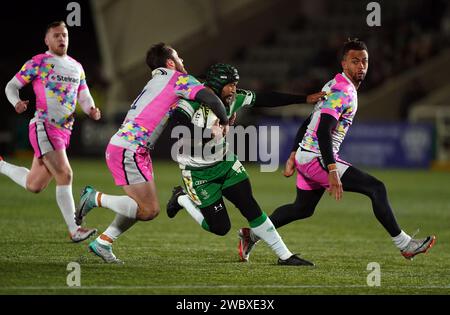 Rhyno Smith di Benetton viene affrontato da Iwan Stephens dei Newcastle Falcons durante la partita della EPCR Challenge Cup a Kingston Park, Newcastle upon Tyne. Data immagine: Venerdì 12 gennaio 2024. Foto Stock