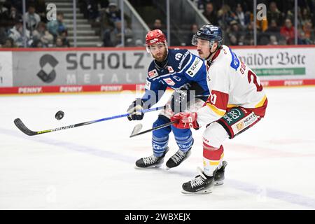 Schwenningen, Deutschland. 12 gennaio 2024. (v.l.n.r.) Thomas Larkin (Schwenninger Wild Wings #37) Brendan ODonnell (Duesseldorfer EG #21) Schwenninger Wild Wings gegen Duesseldorfer EG, Eishockey, DEL, 37. Spieltag, Saison 2023/2024, 12.01.2024 foto: Eibner-Pressefoto/Sven Laegler Credit: dpa/Alamy Live News Foto Stock