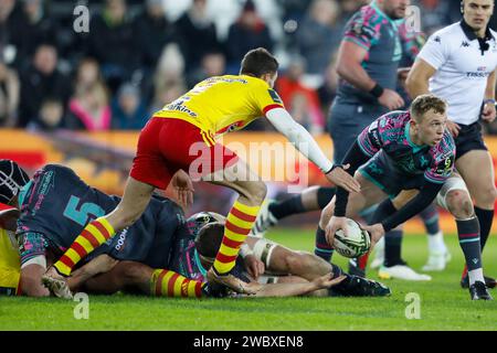 Swansea, Regno Unito. 12 gennaio 2024. Luke Davies di Ospreys (r) in azione. EPCR Challenge Cup rugby, Ospreys contro Perpignan, partita di biliardo 2 allo stadio Swansea.com di Swansea, Galles del Sud, venerdì 12 gennaio 2024. Solo per uso editoriale. foto di Geraint Nicholas/Andrew Orchard fotografia sportiva/Alamy Live news Credit: Andrew Orchard Sports Photography/Alamy Live News Foto Stock