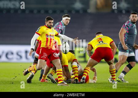 Swansea, Regno Unito. 12 gennaio 2024. Sadek Deghmache di Perpignan in azione. EPCR Challenge Cup rugby, Ospreys contro Perpignan, partita di biliardo 2 allo stadio Swansea.com di Swansea, Galles del Sud, venerdì 12 gennaio 2024. Solo per uso editoriale. foto di Geraint Nicholas/Andrew Orchard fotografia sportiva/Alamy Live news Credit: Andrew Orchard Sports Photography/Alamy Live News Foto Stock