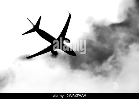 Aereo passeggeri che passa attraverso le nuvole. Foto Stock