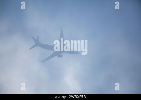 Aereo passeggeri che passa attraverso le nuvole. Foto Stock