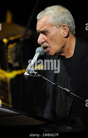 Milano Italia 2008-10-14 : Paolo Conte, cantante italiano, durante il concerto dal vivo al Teatro Smeraldo Foto Stock