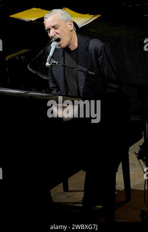 Milano Italia 2008-10-14 : Paolo Conte, cantante italiano, durante il concerto dal vivo al Teatro Smeraldo Foto Stock