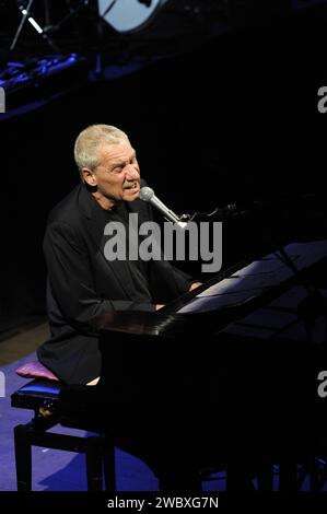 Milano Italia 2008-10-14 : Paolo Conte, cantante italiano, durante il concerto dal vivo al Teatro Smeraldo Foto Stock