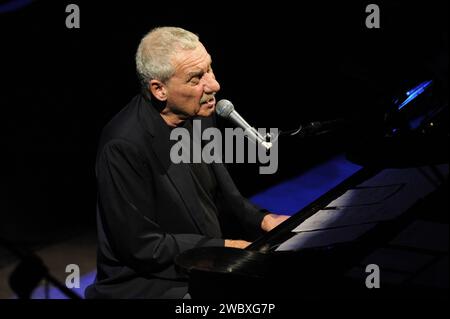 Milano Italia 2008-10-14 : Paolo Conte, cantante italiano, durante il concerto dal vivo al Teatro Smeraldo Foto Stock