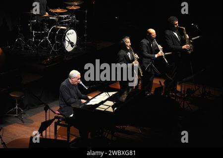 Milano Italia 2008-10-14 : Paolo Conte, cantante italiano, durante il concerto dal vivo al Teatro Smeraldo Foto Stock