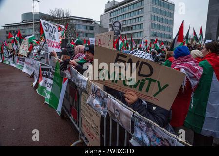 L'Aia, Olanda meridionale, Paesi Bassi. 12 gennaio 2024. Il 12 gennaio 2024, attivisti pro-Israele e pro-Palestina hanno manifestato presso la Corte internazionale di giustizia dell'Aia. All'interno della Corte, Israele si difese contro l'accusa di genocidio del Sudafrica. (Immagine di credito: © James Petermeier/ZUMA Press Wire) SOLO USO EDITORIALE! Non per USO commerciale! Foto Stock