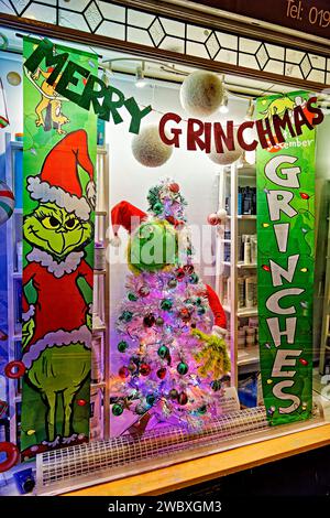 Warminster, Wiltshire, Regno Unito - dicembre 26 2022: Vetrina di un negozio a tema natalizio a Grinch, Merry Grinchmas Foto Stock