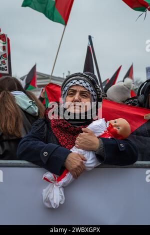 L'Aia, Olanda meridionale, Paesi Bassi. 12 gennaio 2024. Un manifestante pro-palestinese tiene un neonato artificiale coperto di sangue. Il 12 gennaio 2024, attivisti pro-Israele e pro-Palestina hanno manifestato presso la Corte internazionale di giustizia dell'Aia. All'interno della Corte, Israele si difese contro l'accusa di genocidio del Sudafrica. (Immagine di credito: © James Petermeier/ZUMA Press Wire) SOLO USO EDITORIALE! Non per USO commerciale! Foto Stock