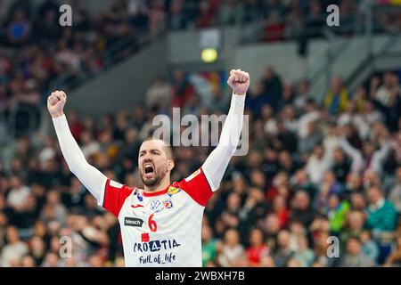 Mannheim, Germania. 12 gennaio 2024. Pallamano: Campionato europeo, Spagna - Croazia, turno preliminare, gruppo B, giornata 1, SAP Arena. Il croato Mario Sostaric celebra un obiettivo. Crediti: Uwe Anspach/dpa/Alamy Live News Foto Stock