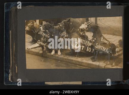 Cani dal medico burattino con testi pubblicitari per la festa di Sinterklaas e bambole sul retro, Anonymous, 1930 - 1940 Fotografia questa foto fa parte di un album. supporto fotografico con stampa in argento gelatina. bambole per adulti. pubblicità Foto Stock