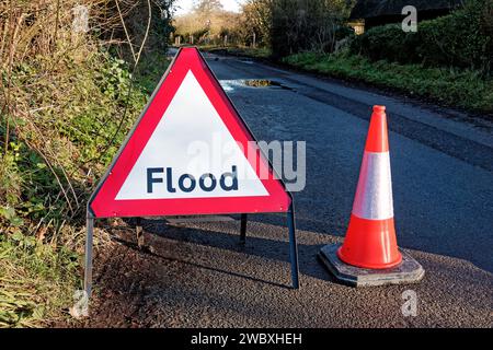 Warminster, Wiltshire, Regno Unito - 5 gennaio 2024: Smallbrook Road a Warminster, Wiltshire è chiuso a causa di gravi inondazioni dovute alla tempesta Henk Foto Stock