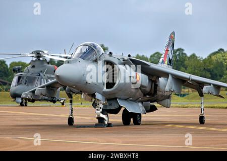 RAF Fairford, Gloucestershire, Regno Unito - 15 luglio 2023: Un jet da salto della Marina spagnola, Escuadrilla 009, McDonnell Douglas EAV-8B+ Matador II Harrier, va.1B-24 Foto Stock