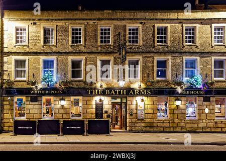 Warminster, Wiltshire, UK - dicembre 29 2022: The Bath Arms Pub - J D Wetherspoon, Market Place, Warminster, Wiltshire, Regno Unito. Foto Stock