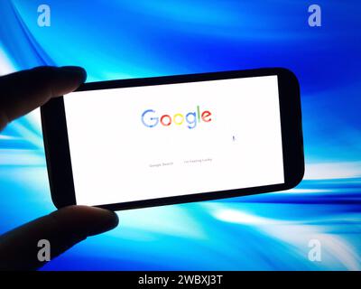 Konskie, Polonia - 12 gennaio 2024: Il logo Google Search viene visualizzato sullo schermo del telefono cellulare Foto Stock