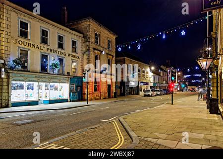 Warminster, Wiltshire, Regno Unito - 4 gennaio 2023: Christmas Street Decorations in Market Place, Warminster, Wiltshire, Inghilterra, Regno Unito Foto Stock