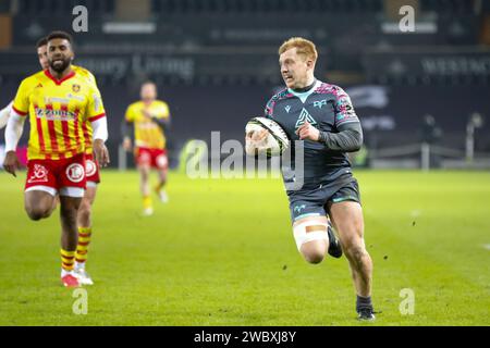 Swansea, Regno Unito. 12 gennaio 2024. Iestyn Hopkins di Ospreys corre e segna la prima meta delle sue squadre. EPCR Challenge Cup rugby, Ospreys contro Perpignan, partita di biliardo 2 allo stadio Swansea.com di Swansea, Galles del Sud, venerdì 12 gennaio 2024. Solo per uso editoriale. foto di Geraint Nicholas/Andrew Orchard fotografia sportiva/Alamy Live news Credit: Andrew Orchard Sports Photography/Alamy Live News Foto Stock