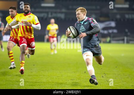 Swansea, Regno Unito. 12 gennaio 2024. Iestyn Hopkins di Ospreys corre e segna la prima meta delle sue squadre. EPCR Challenge Cup rugby, Ospreys contro Perpignan, partita di biliardo 2 allo stadio Swansea.com di Swansea, Galles del Sud, venerdì 12 gennaio 2024. Solo per uso editoriale. foto di Geraint Nicholas/Andrew Orchard fotografia sportiva/Alamy Live news Credit: Andrew Orchard Sports Photography/Alamy Live News Foto Stock