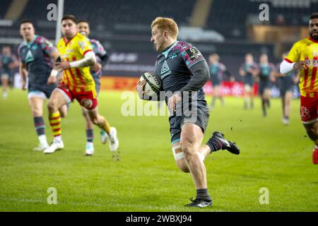 Swansea, Regno Unito. 12 gennaio 2024. Iestyn Hopkins di Ospreys corre e segna la prima meta delle sue squadre. EPCR Challenge Cup rugby, Ospreys contro Perpignan, partita di biliardo 2 allo stadio Swansea.com di Swansea, Galles del Sud, venerdì 12 gennaio 2024. Solo per uso editoriale. foto di Geraint Nicholas/Andrew Orchard fotografia sportiva/Alamy Live news Credit: Andrew Orchard Sports Photography/Alamy Live News Foto Stock