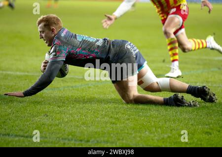 Swansea, Regno Unito. 12 gennaio 2024. Iestyn Hopkins di Ospreys segna la prima meta delle sue squadre . EPCR Challenge Cup rugby, Ospreys contro Perpignan, partita di biliardo 2 allo stadio Swansea.com di Swansea, Galles del Sud, venerdì 12 gennaio 2024. Solo per uso editoriale. foto di Geraint Nicholas/Andrew Orchard fotografia sportiva/Alamy Live news Credit: Andrew Orchard Sports Photography/Alamy Live News Foto Stock