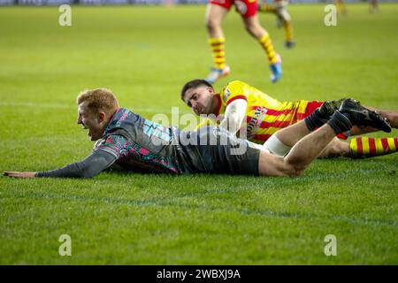 Swansea, Regno Unito. 12 gennaio 2024. Iestyn Hopkins di Ospreys segna la prima meta delle sue squadre . EPCR Challenge Cup rugby, Ospreys contro Perpignan, partita di biliardo 2 allo stadio Swansea.com di Swansea, Galles del Sud, venerdì 12 gennaio 2024. Solo per uso editoriale. foto di Geraint Nicholas/Andrew Orchard fotografia sportiva/Alamy Live news Credit: Andrew Orchard Sports Photography/Alamy Live News Foto Stock