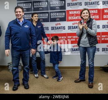 Urbandale, Stati Uniti. 12 gennaio 2024. Governatore della Florida e candidato presidenziale repubblicano Ron DeSantis (L) sua moglie Casey (2L) e il figlio Mason si trovano in piedi con il governatore dell'Iowa Kim Reynolds (R) mentre visitano il quartier generale della campagna dell'Iowa a Urbandale, Iowa, venerdì 12 gennaio 2024. Gli elettori repubblicani dell'Iowa si riuniranno a caucus il 15 gennaio per selezionare il loro candidato alla presidenza degli Stati Uniti. Foto di Tannen Maury/UPI Credit: UPI/Alamy Live News Foto Stock