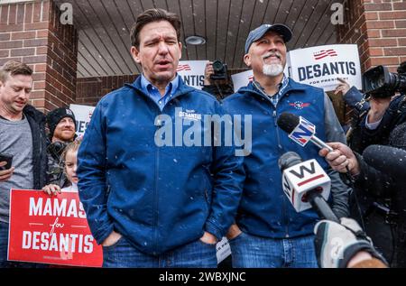 Urbandale, Stati Uniti. 12 gennaio 2024. Il governatore della Florida e candidato presidenziale repubblicano Ron DeSantis (L), in cerca di voti nel Caucus dell'Iowa, parla ai media mentre visita il suo quartier generale della campagna dell'Iowa a Urbandale, Iowa, venerdì 12 gennaio 2024. Gli elettori repubblicani dell'Iowa si riuniranno a caucus il 15 gennaio per selezionare il loro candidato alla presidenza degli Stati Uniti. Foto di Tannen Maury/UPI Credit: UPI/Alamy Live News Foto Stock