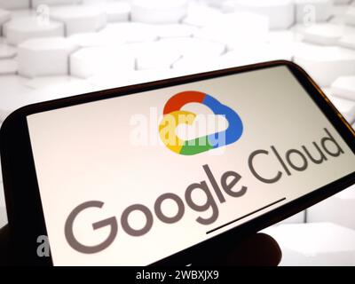 Konskie, Polonia - 12 gennaio 2024: Logo Google Cloud visualizzato sullo schermo del telefono cellulare Foto Stock