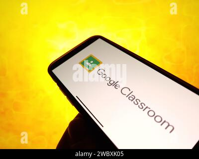 Konskie, Polonia - 12 gennaio 2024: Logo Google Classroom visualizzato sullo schermo del telefono cellulare Foto Stock