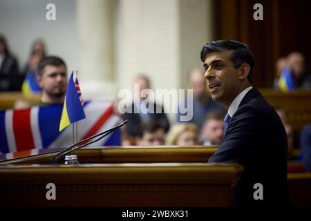 Kiev, Ucraina. 12 gennaio 2024. Il primo ministro britannico Rishi Sunak si rivolge alla Verkhovna Rada, il parlamento dell'Ucraina, il 12 gennaio 2024 a Kiev, Ucraina. Sunak ha annunciato che il Regno Unito avrebbe fornito all'Ucraina più di 3 miliardi di dollari in aiuti militari aggiuntivi e future garanzie di sicurezza. Credito: Ucraina Presidenza/Ufficio stampa presidenziale ucraino/Alamy Live News Foto Stock