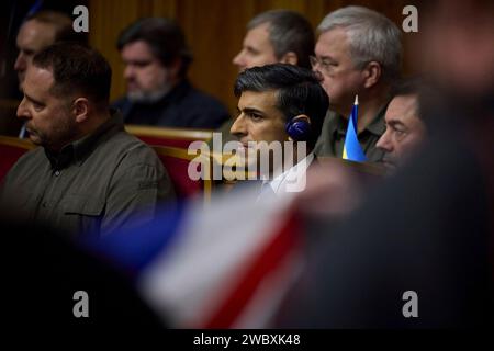 Kiev, Ucraina. 12 gennaio 2024. Il primo ministro britannico Rishi Sunak ascolta il presidente ucraino Volodymyr Zelenskyy presentarlo al Verkhovna Rada, il parlamento dell'Ucraina, il 12 gennaio 2024 a Kiev, Ucraina. Sunak ha annunciato che il Regno Unito avrebbe fornito all'Ucraina più di 3 miliardi di dollari in aiuti militari aggiuntivi e future garanzie di sicurezza. Credito: Ucraina Presidenza/Ufficio stampa presidenziale ucraino/Alamy Live News Foto Stock