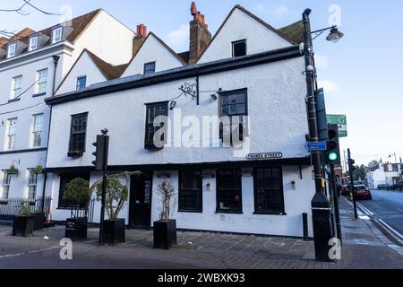 Windsor, Regno Unito. 11 gennaio 2024. I locali commerciali non occupati sono raffigurati all'angolo di una strada vicino al Castello di Windsor. Il locale ospitava in precedenza il ristorante bel & the Dragon e la sala da tè e, prima di allora, il pub William IV e sono ora in vendita. Crediti: Mark Kerrison/Alamy Live News Foto Stock