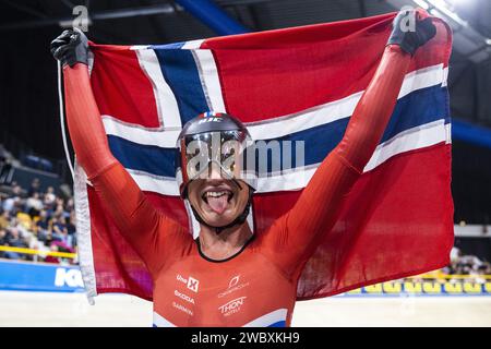 APELDOORN - Anita Yvonne Stenberg (NOR) applaude dopo aver vinto l'onnium femminile nella terza giornata dei Campionati europei di ciclismo su pista nell'Apeldoorn Omnisportcentrum. ANP VINCENT JANNINK Credit: ANP/Alamy Live News Foto Stock