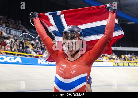 APELDOORN - Anita Yvonne Stenberg (NOR) applaude dopo aver vinto l'onnium femminile nella terza giornata dei Campionati europei di ciclismo su pista nell'Apeldoorn Omnisportcentrum. ANP VINCENT JANNINK Credit: ANP/Alamy Live News Foto Stock